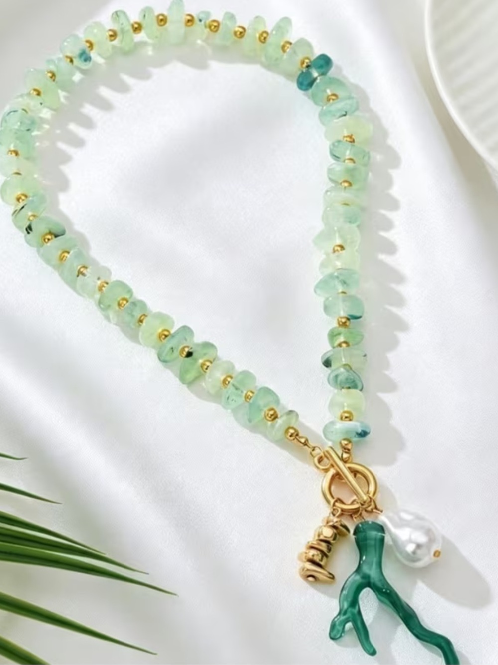 NWT ❤️‍🔥 GREEN AND GOLD OCEAN THEMED BEADED NECKLACE
